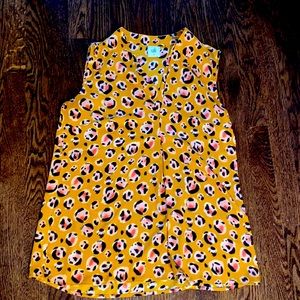 Cabi. Women’s sleeveless shell.